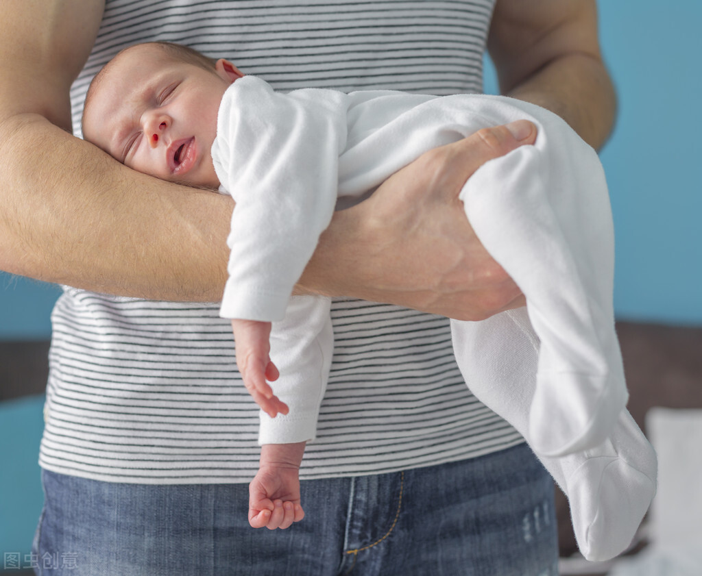 两个月宝宝睡觉挣扎憋劲频繁,二十几天宝宝睡觉老是憋劲哼哼