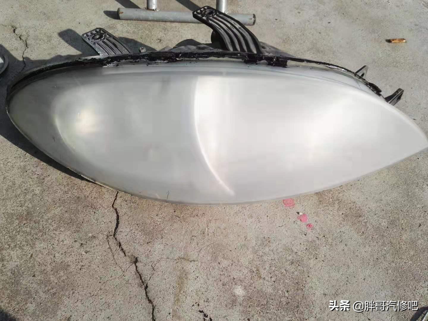 上海汽车大灯漏水去哪里修,大灯发黄了怎么处理