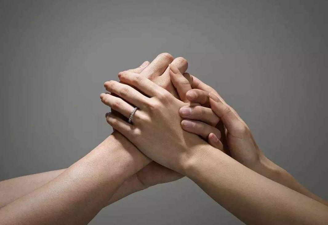 手指掰响有什么危害,手指弯曲僵硬咔咔响是什么原因