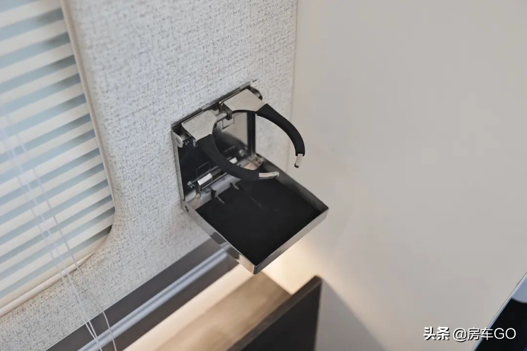 这台房车有5种充电方式，车内电器语音控制，卫生间也是干湿分离