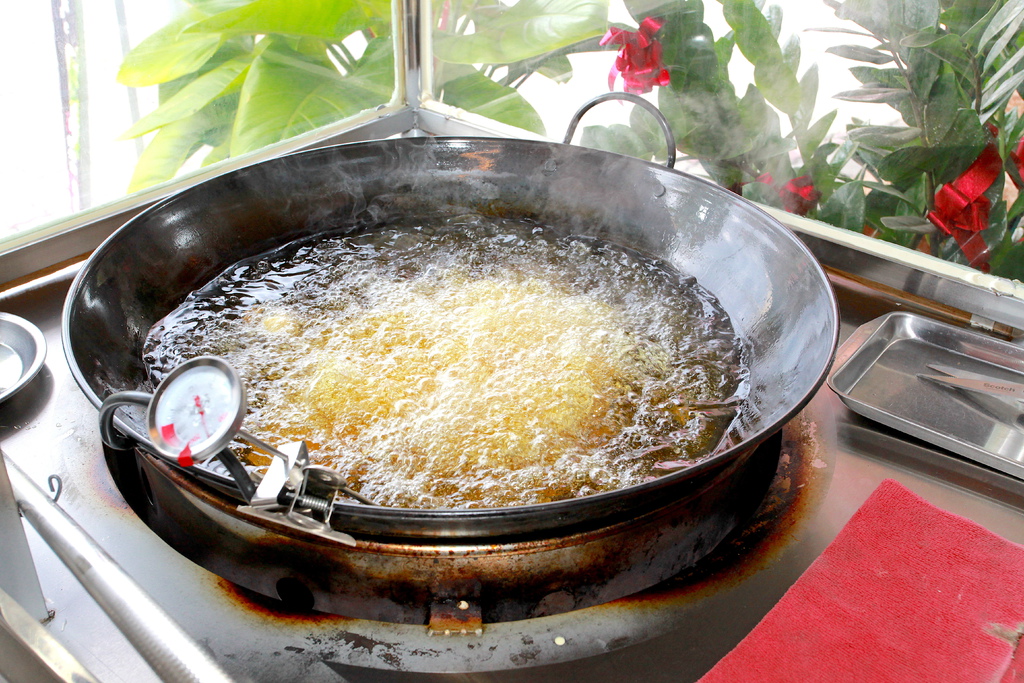 厨房有油的水怎么处理,厨房里的油怎么清除