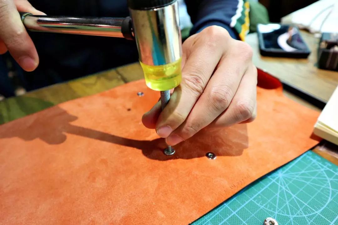 爱马仕皮包修复视频,修复爱马仕皮带扣