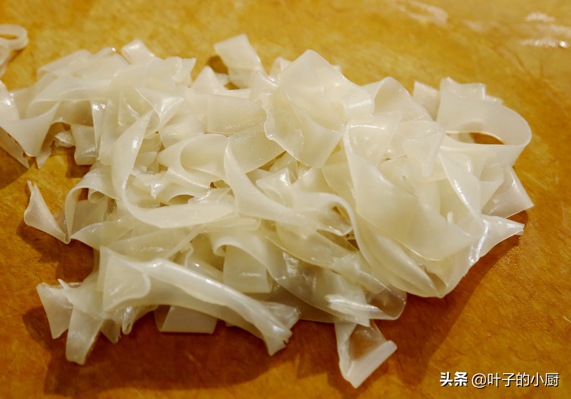 又到了吃凉皮擀面皮的季节,凉皮又软又劲道