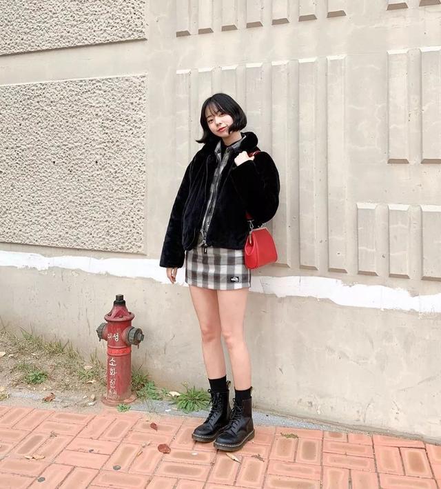 马丁靴裙子洋气时髦,长筒系带马丁靴搭配裙子图片