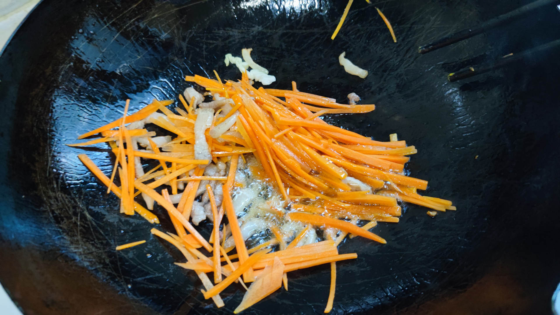 炒米线怎么不成一坨不粘锅,如何炒米线松散不粘锅