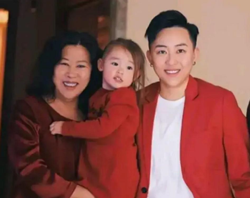 不走寻常路女子翻护栏,不走寻常路西安女子