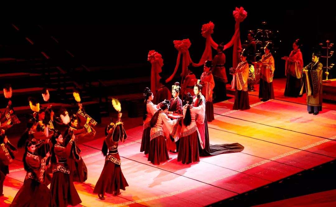 玄纁为色、纯白无瑕、红绿相间：中国古代婚礼服色彩那些事