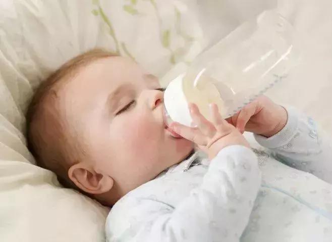 宝宝吐奶和溢奶怎么回事,婴儿吐奶和溢奶该怎样解决