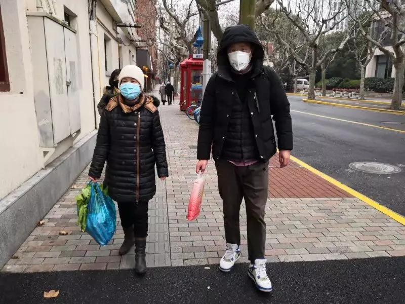 疫情期间志愿者给医护人员暖心餐,关心居家隔离人员送菜上门