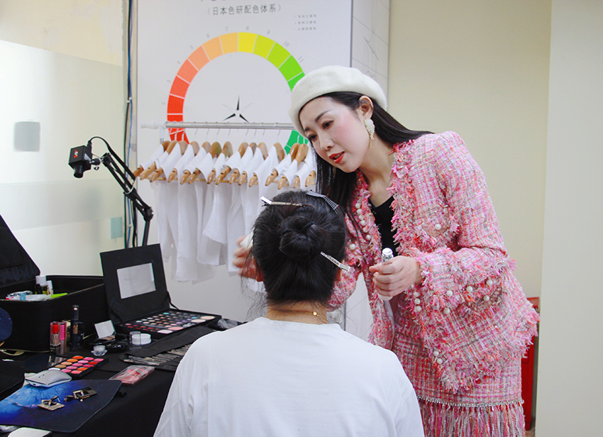 动漫服装色彩搭配,服装搭配师色彩教学