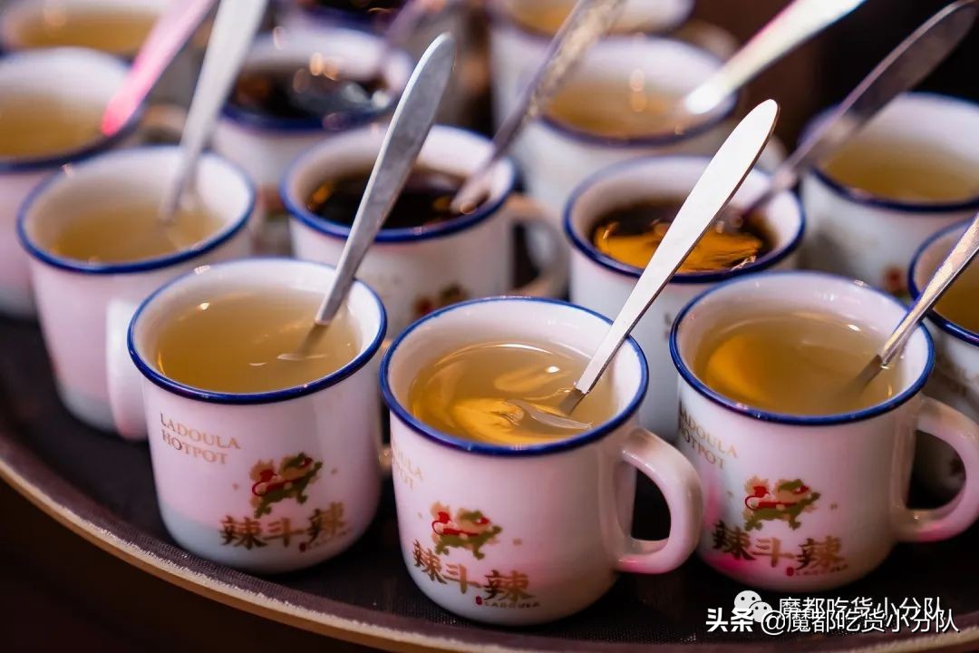 排队归排队，这店名你念的对吗？