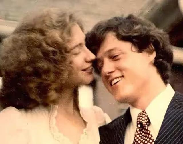 希拉里有多强势？坐在椅子上翘着二郎腿，教蹲在脚边的克林顿做事