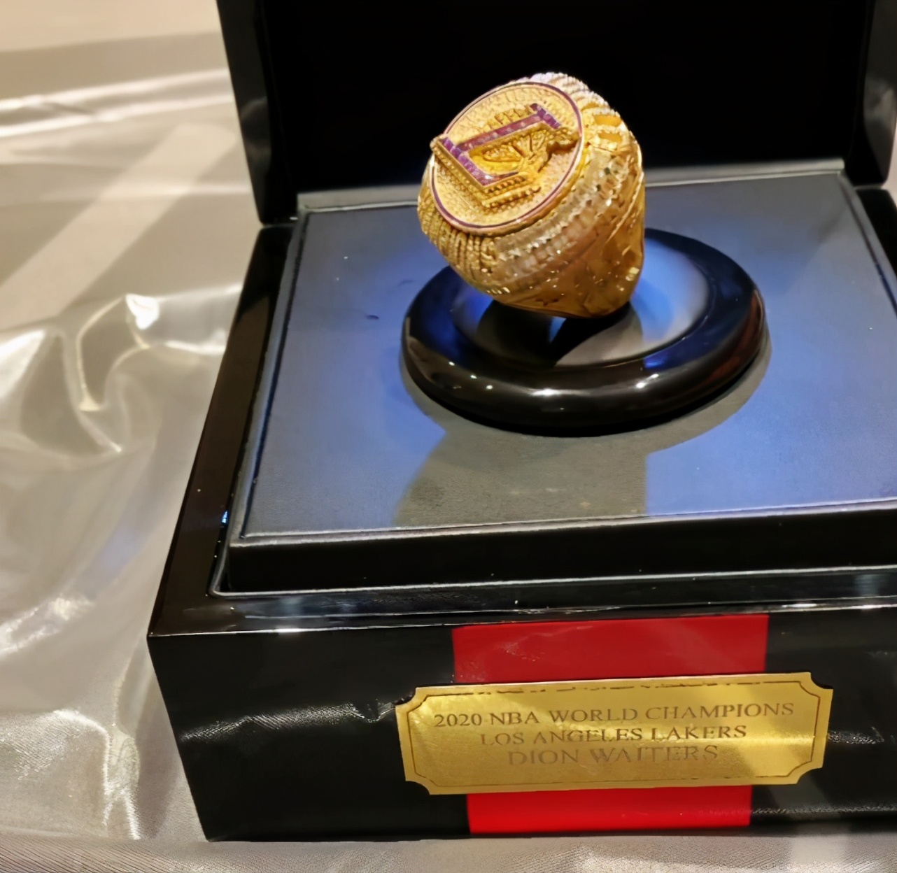 维特斯冠军戒指图片,维特斯拿冠军