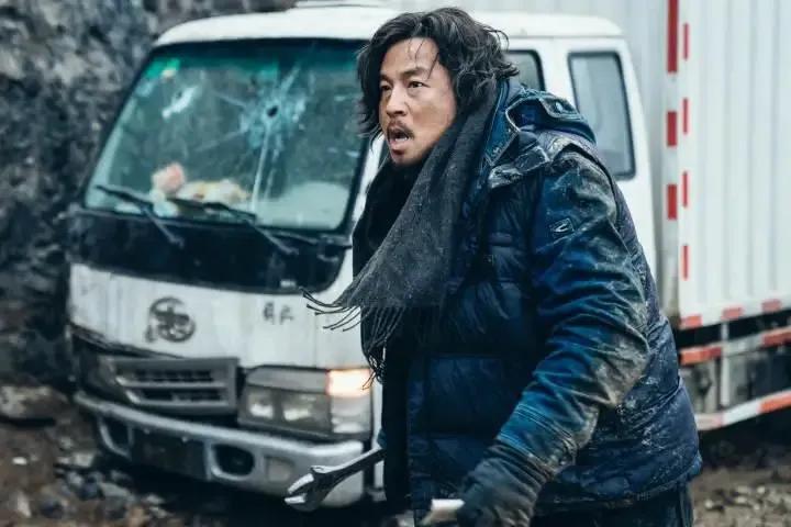 《刺杀小说家》：电影中的小说家让我想起了他