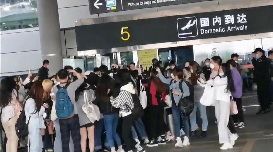 如何预防初中生追星,发现孩子追星该怎么去教育孩子