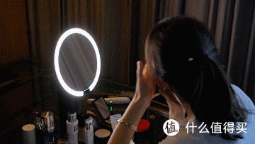 化完妆屋里看着跟外边看着不一样,在屋里化完妆一到外面就起皮卡粉