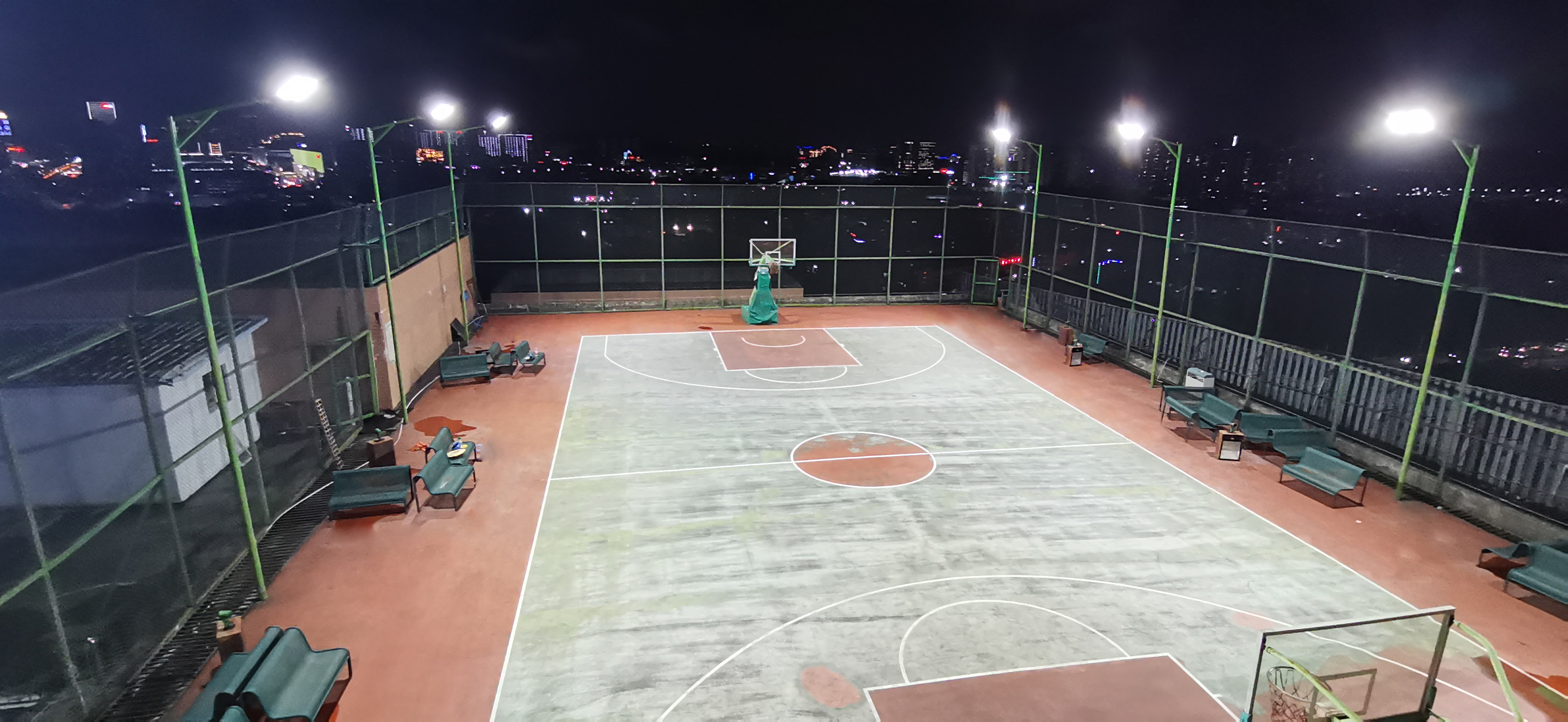 在深圳，惟亚蒂又一天台篮球场灯光项目顺利完工，球友：大大的赞