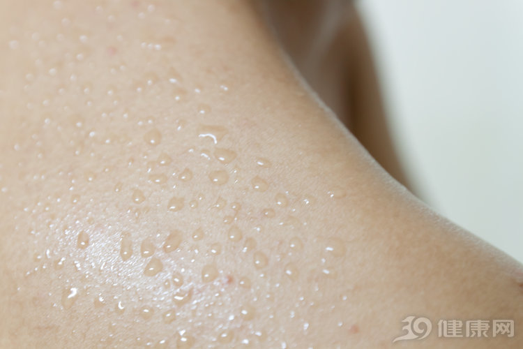 小孩手脚身上长水泡还痒怎么办,手脚上痒长小水泡还脱皮怎么办