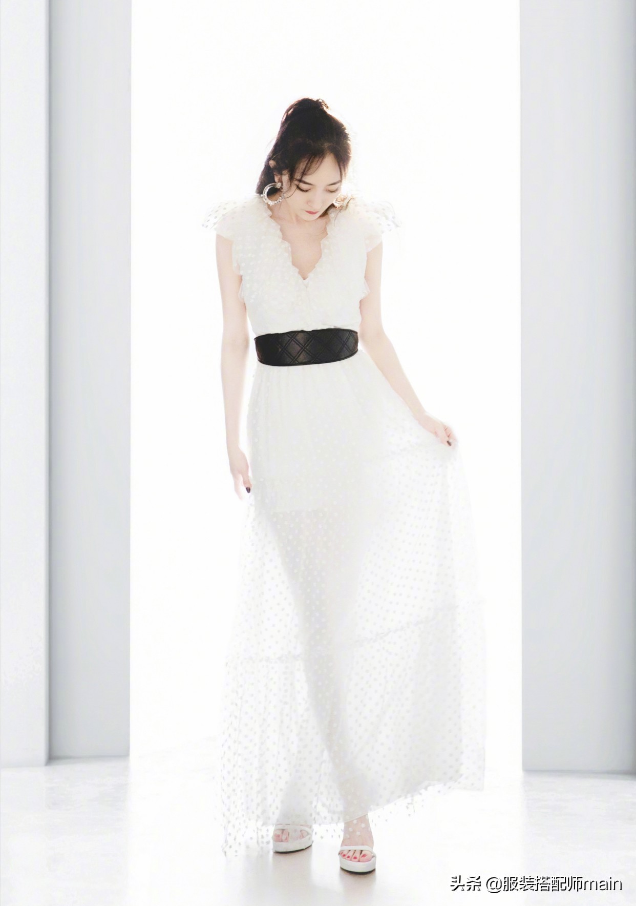 杨幂镂空v领白毛衣图片,杨幂v领针织衫温柔爆表