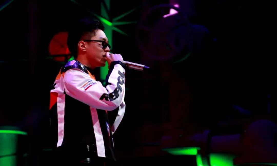 一不小心，《官方回答》成了夏天最火的hitsong