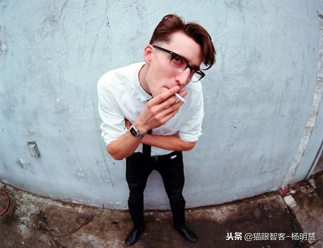 55年前老烟民发明*子烟电**夭折,没想到55年后火遍了全世界!