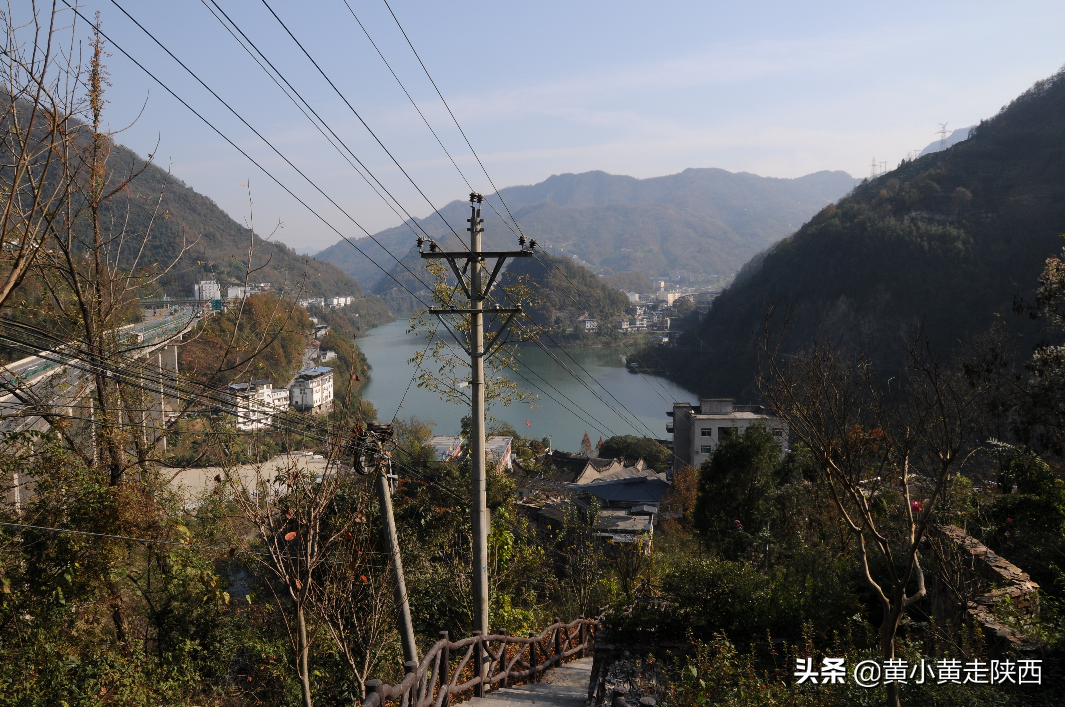 陕*藏西**了座“湘西小城”,人们一出门就爬坡,坐船比走路多