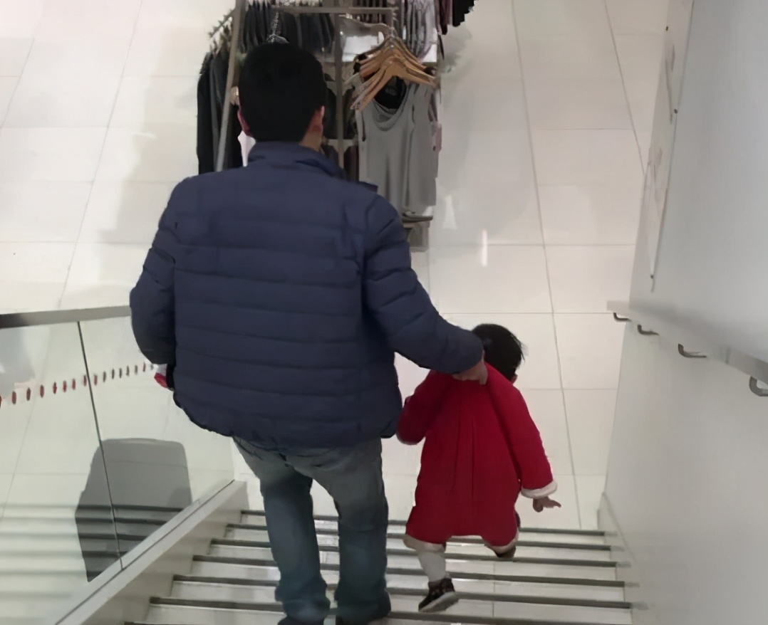 “这移动篮球架可还行？”爸爸又解锁了带娃新方式