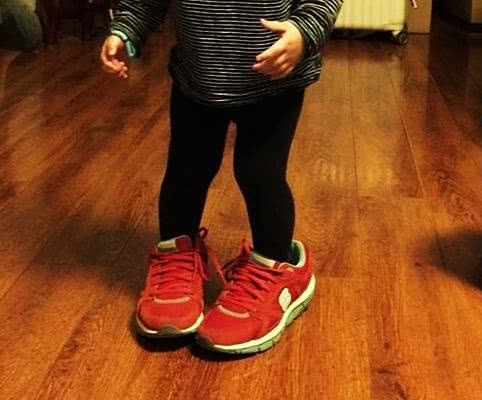 儿童喜欢闻鞋子心理分析,有关小孩喜欢挑衣服穿的心理