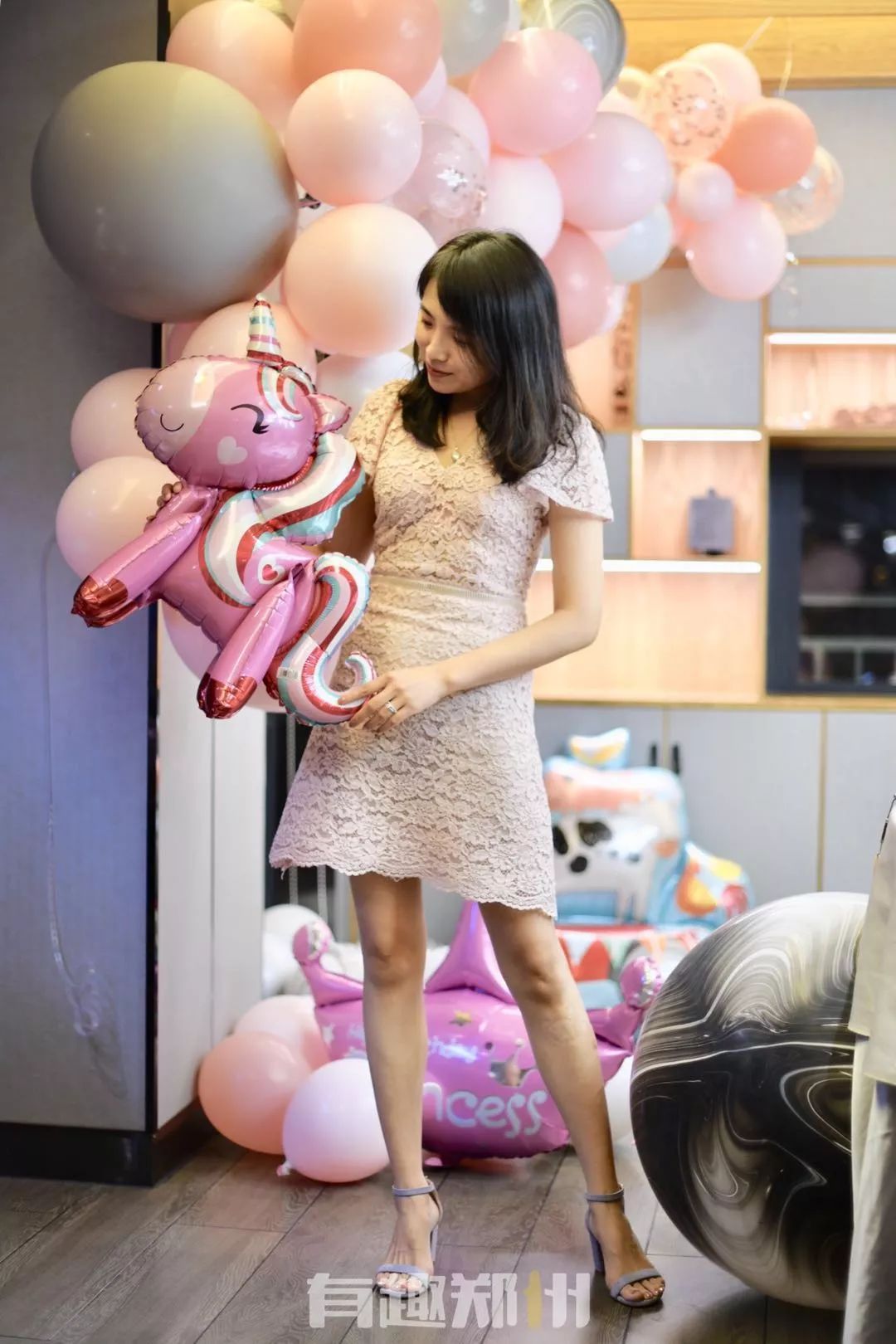 有趣翻包记|郑州这三位少女般的辣妈，包里装的都是啥？