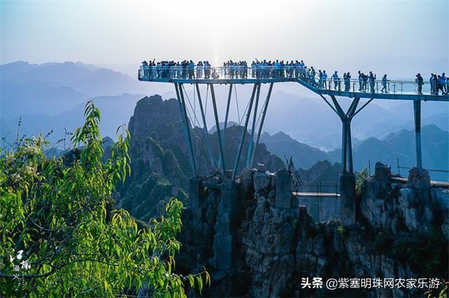 全靠8根钢柱支撑的玻璃栈道你敢挑战吗？保定狼牙山泽疆公寓酒店