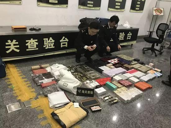 女子过安检被人看到箱子里,女子过安检被查视频