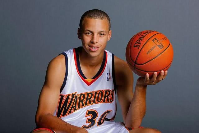 库里5年2亿签史上最大合同,库里nba职业生涯薪水一览