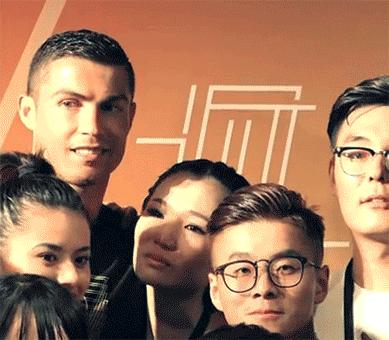 女球迷亲吻c罗,女球迷吻梅西