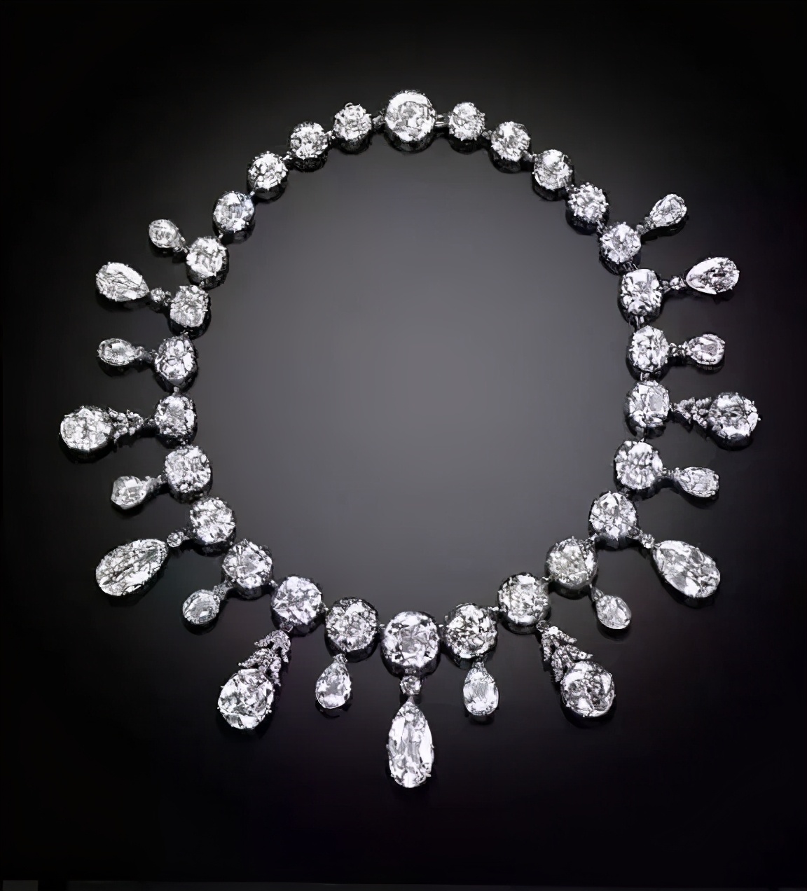 特朗普为三任美女老婆买大钻戒，可比竞选总统“认真”多了