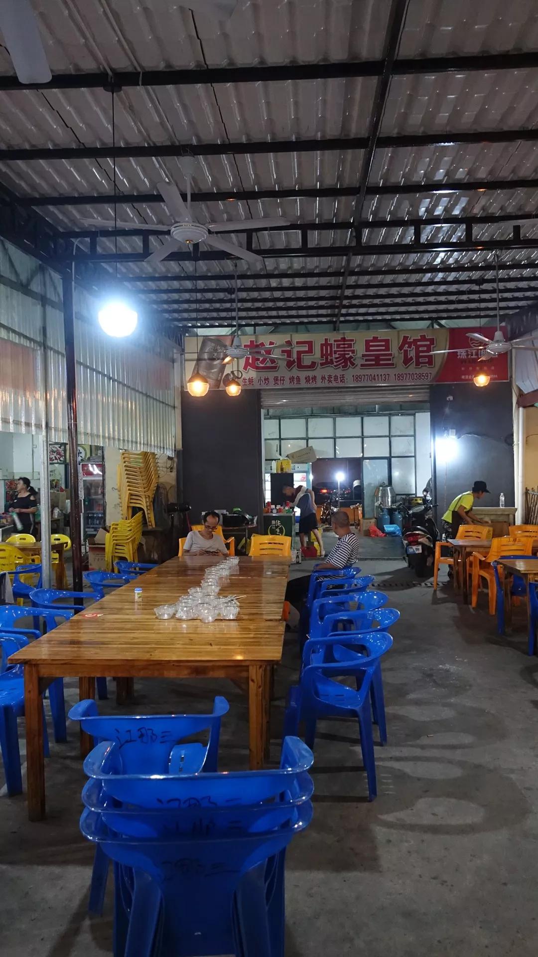 你愿意把夜晚交给谁？是舞台上的高跟鞋，还是大排长龙的宵夜摊