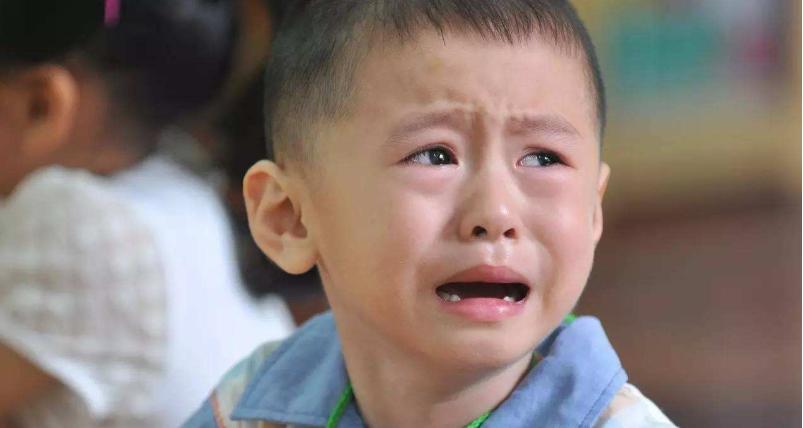 孩子粘妈妈应该怎么和孩子沟通,如何解决孩子过分黏妈妈