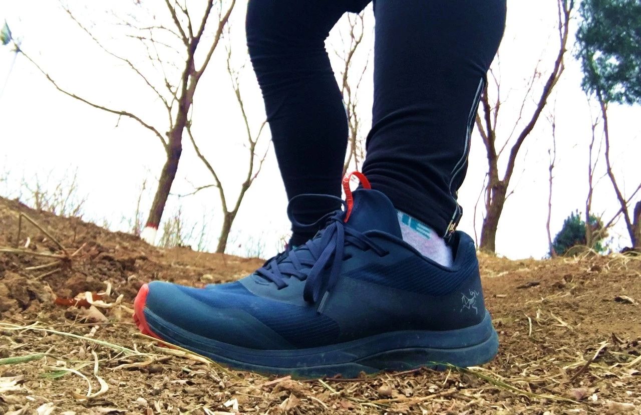 公认脚感最好的户外鞋始祖鸟,始祖鸟越野跑鞋高帮灰色