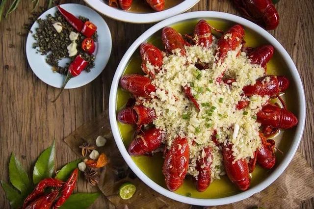 冬天必须来顿热气腾腾的烤全羊,好吃又好耍的烤全羊