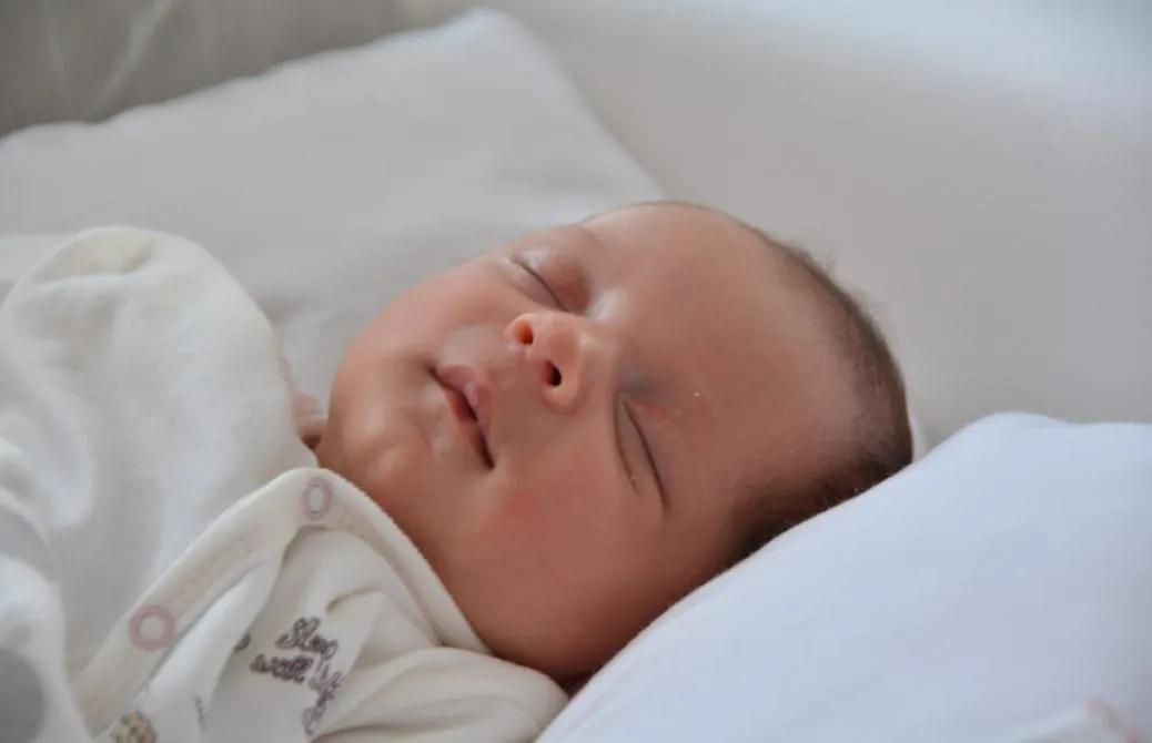 宝宝晚上睡觉不踏实怎么办,宝宝晚上睡觉睡不踏实是什么原因