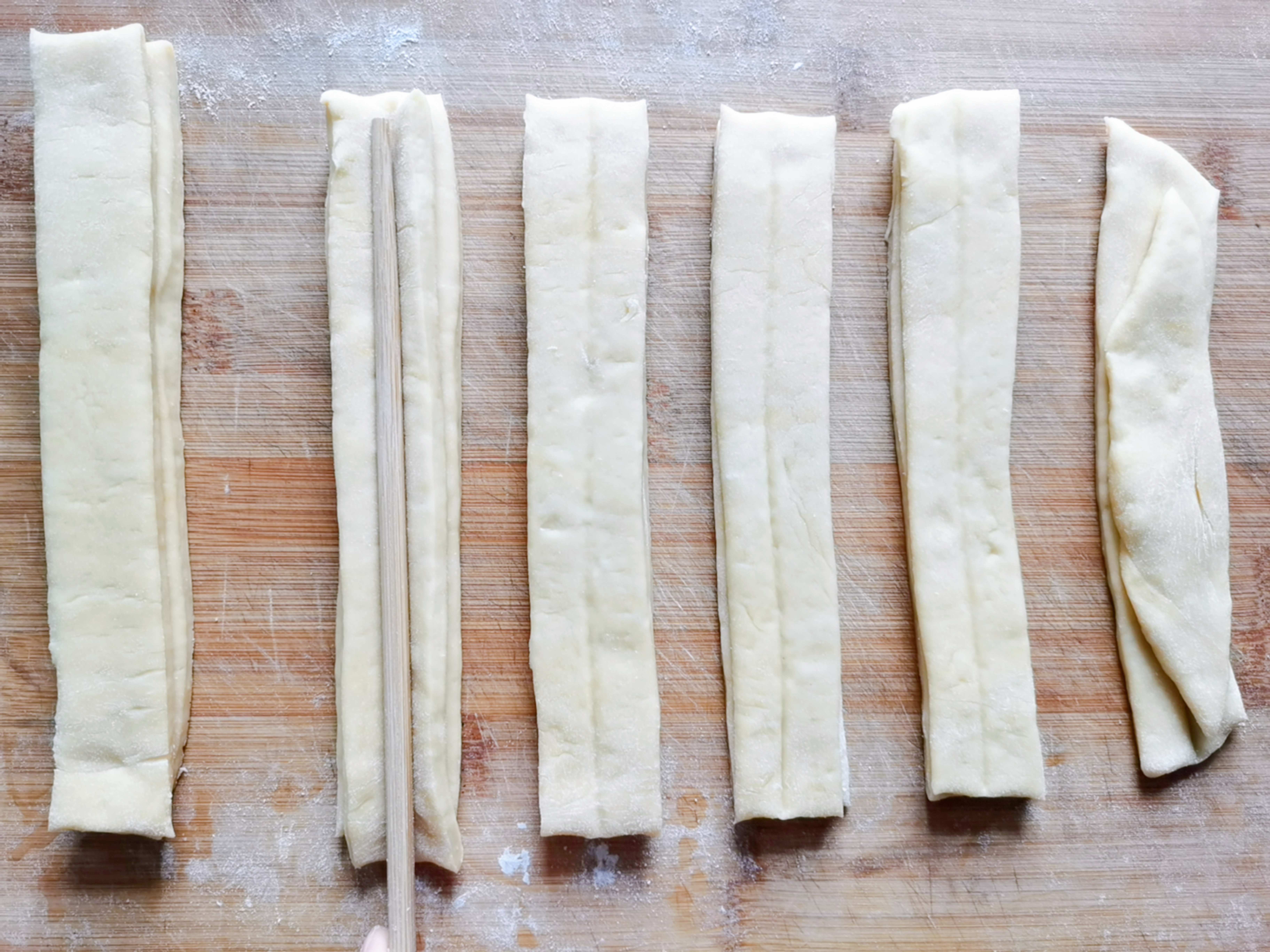 在家炸油条单用酵母和鸡蛋行吗,1斤面2个鸡蛋炸油条的配方