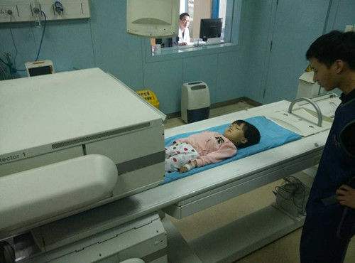 小孩吃东西卡住了怎么办快速解决,小孩子吃东西卡住了怎么急救图片