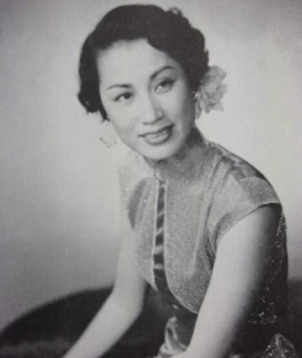 1988年，人大会议上*小平邓**正要抽烟，收到陌生纸条：请你不要吸烟