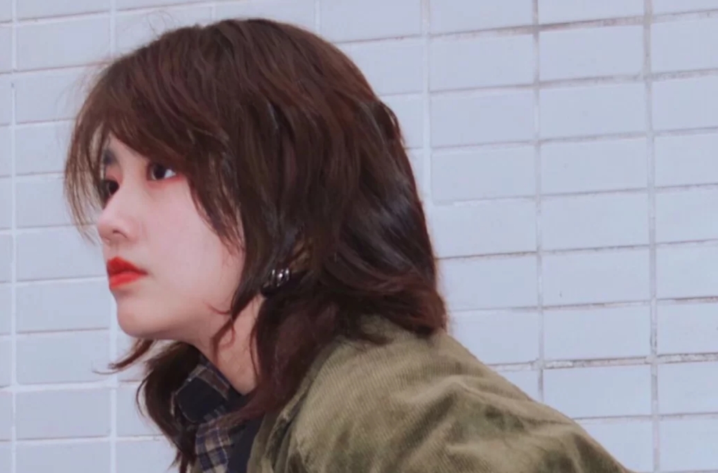 前额头发稀疏秃头适合什么发型,适合秃头少女的发型中长发