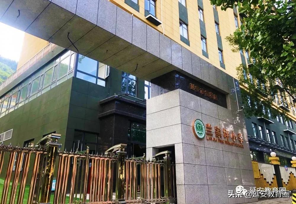 这个新扩建的学校太气派了,前来视察的领导赞不绝口