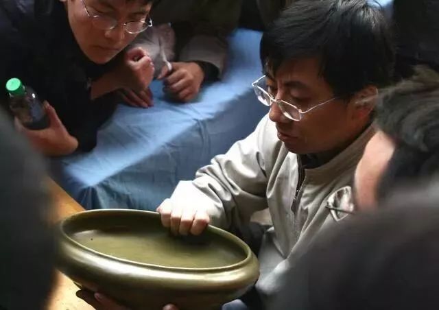 瓷器上做旧的变色气泡是什么样的,瓷器做旧可以用茶水和碱混合液吗