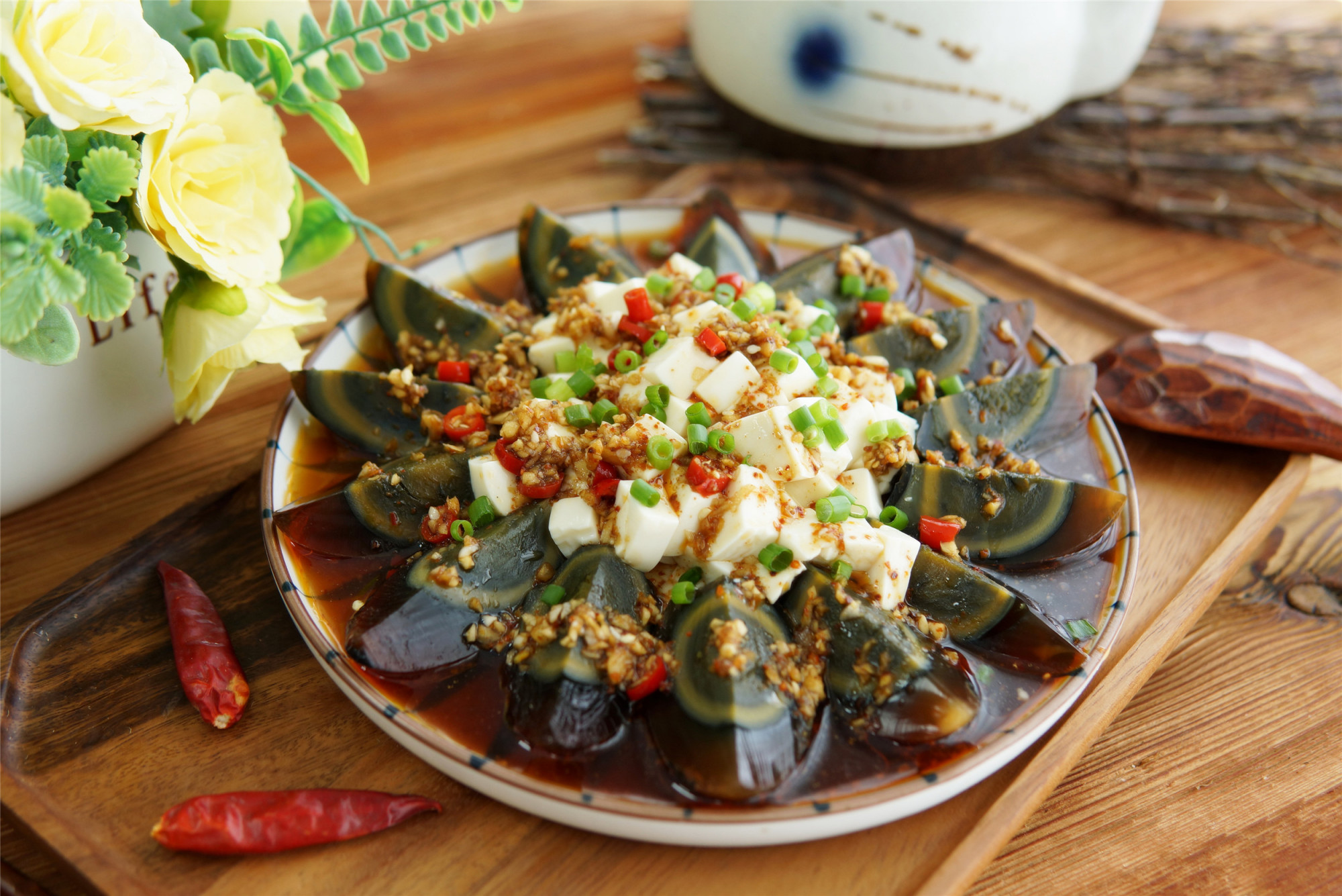 切松花蛋怎么切,松花蛋怎么切最好吃