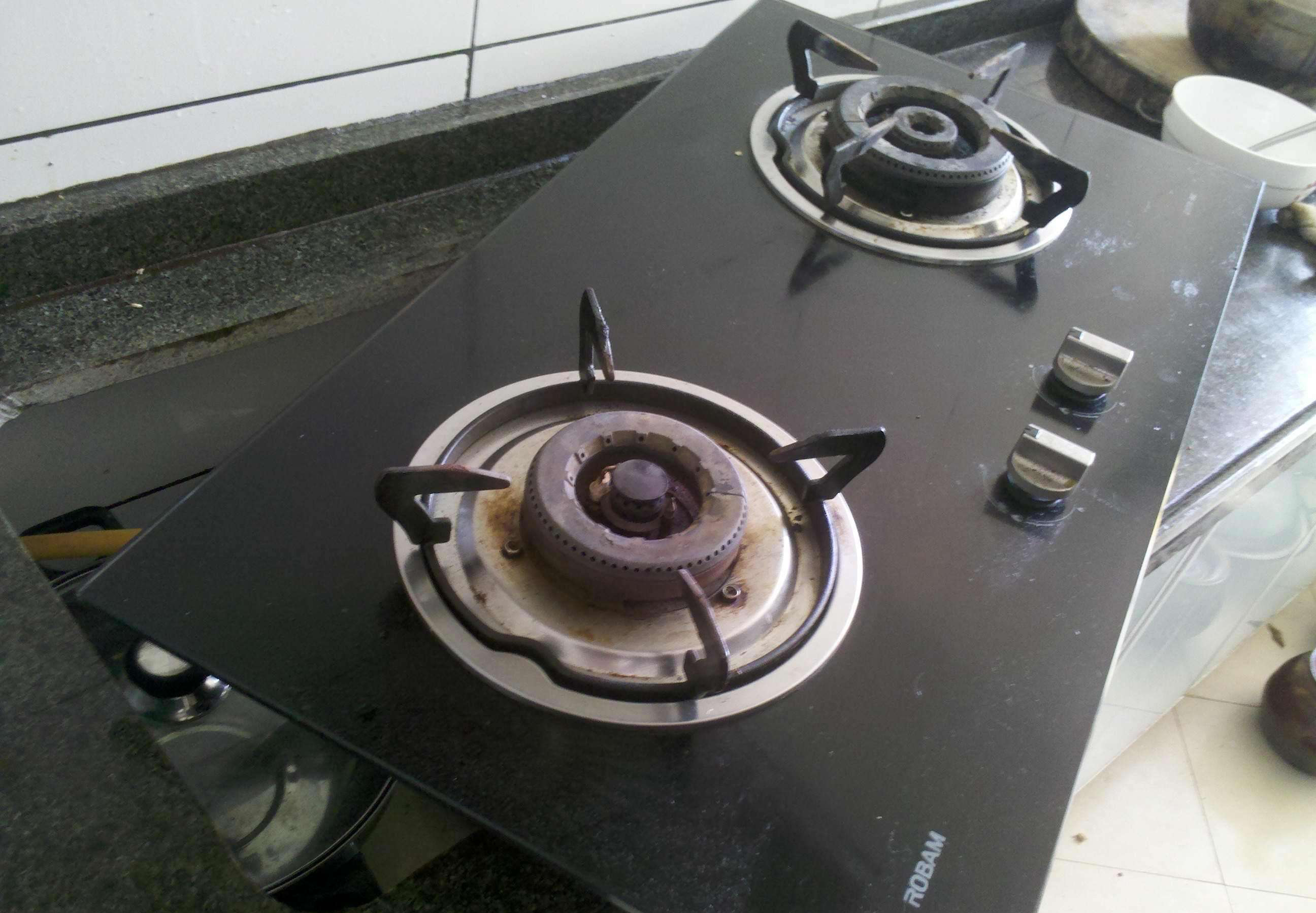 燃气灶打不着火松手就熄灭怎么办,燃气灶打不着火一松手火就灭