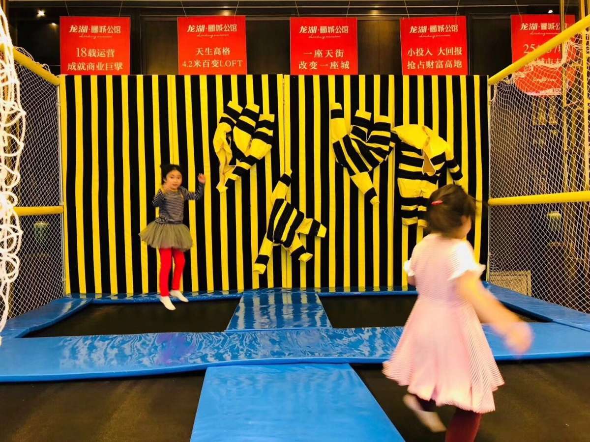 小孩戴安全绳蹦床花式玩法,各种花式蹦床合集