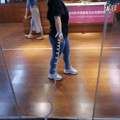 “遛娃神器”or“坑娃凶器”？儿童“牵引绳”方便，使用也要当心