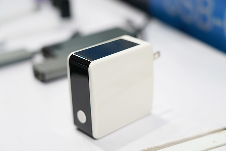 创冠在印度展示结合了中国传统文化之美的无线充电器